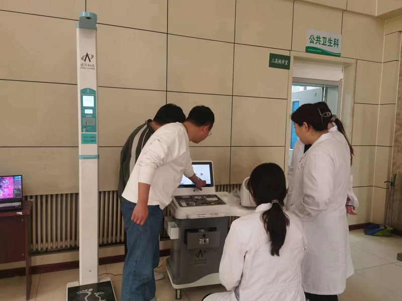 機構醫生體驗健康一體機現場.jpg